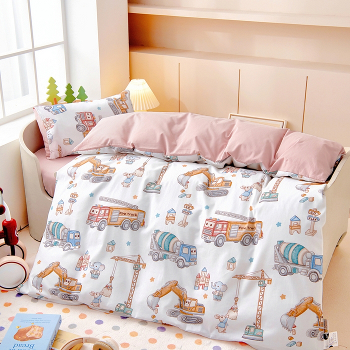 91家纺网 家纺一手货源 找家纺 梵赫 2025新款纯棉A类50*50数码卡通小版婴童套件幼儿园三件套 工程车乐园