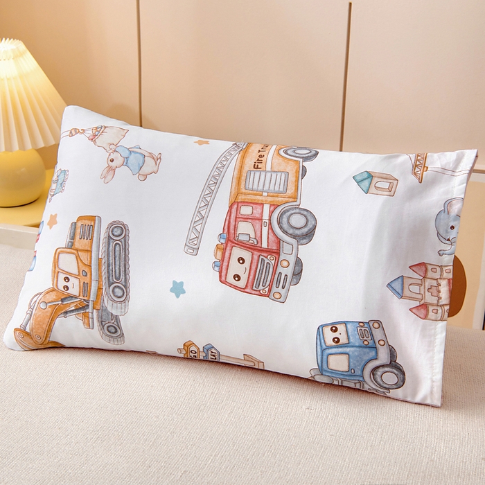 91家纺网 家纺一手货源 找家纺 梵赫 2025新款纯棉A类50*50数码卡通小版婴童套件幼儿园三件套 工程车乐园