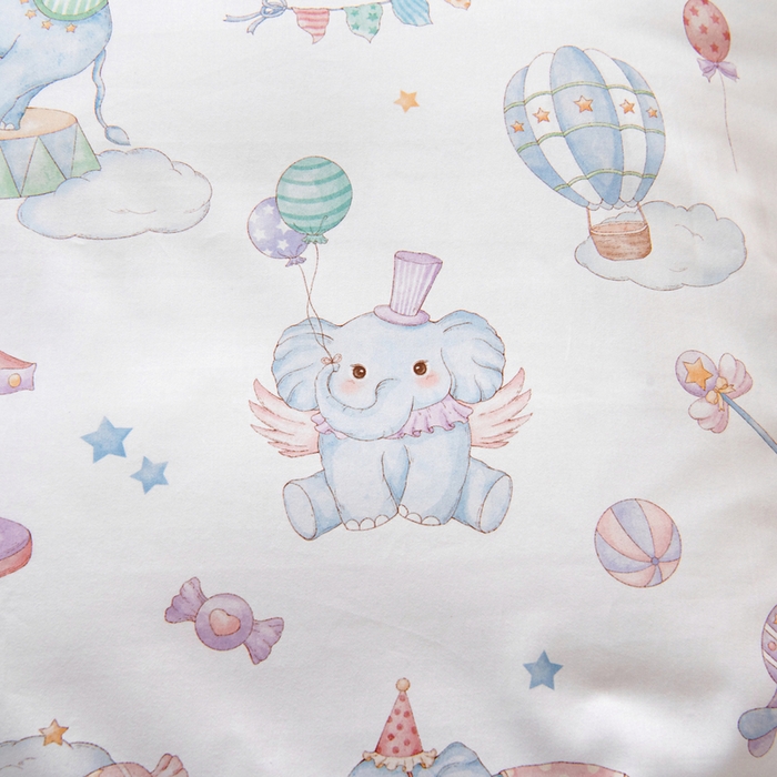 91家纺网 家纺一手货源 找家纺 梵赫 2025新款纯棉A类50*50数码卡通小版婴童套件幼儿园三件套 欢乐小象