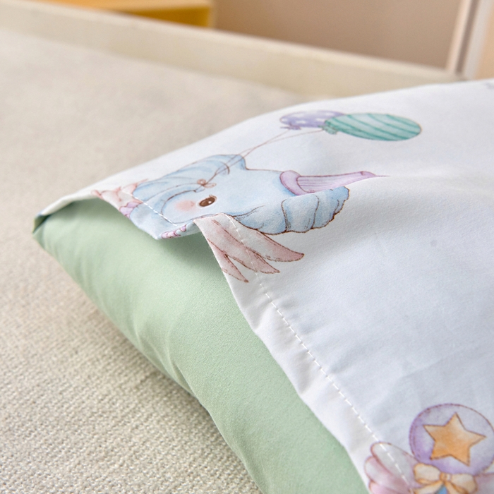 91家纺网 家纺一手货源 找家纺 梵赫 2025新款纯棉A类50*50数码卡通小版婴童套件幼儿园三件套 欢乐小象