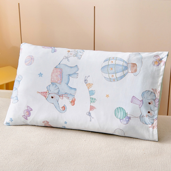 91家纺网 家纺一手货源 找家纺 梵赫 2025新款纯棉A类50*50数码卡通小版婴童套件幼儿园三件套 欢乐小象