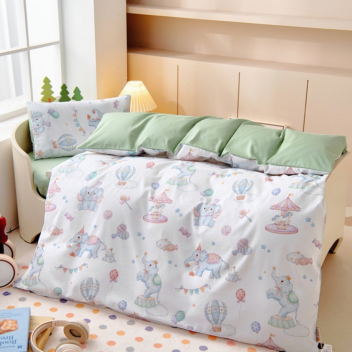 91家纺网 家纺一手货源 找家纺 梵赫 2025新款纯棉A类50*50数码卡通小版婴童套件幼儿园三件套 欢乐小象