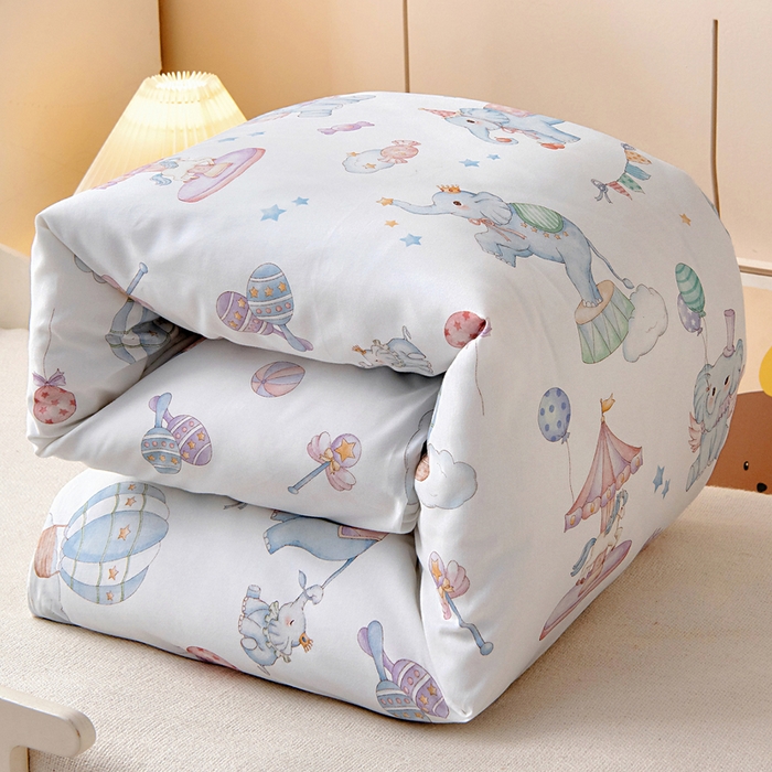 91家纺网 家纺一手货源 找家纺 梵赫 2025新款纯棉A类50*50数码卡通小版婴童套件幼儿园三件套 欢乐小象