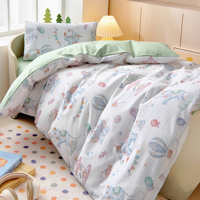 91家纺网 家纺一手货源 找家纺 梵赫 2025新款纯棉A类50*50数码卡通小版婴童套件幼儿园三件套 欢乐小象