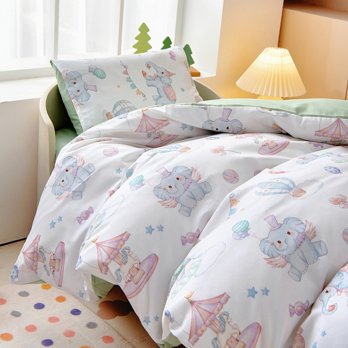 91家纺网 家纺一手货源 找家纺 梵赫 2025新款纯棉A类50*50数码卡通小版婴童套件幼儿园三件套 欢乐小象