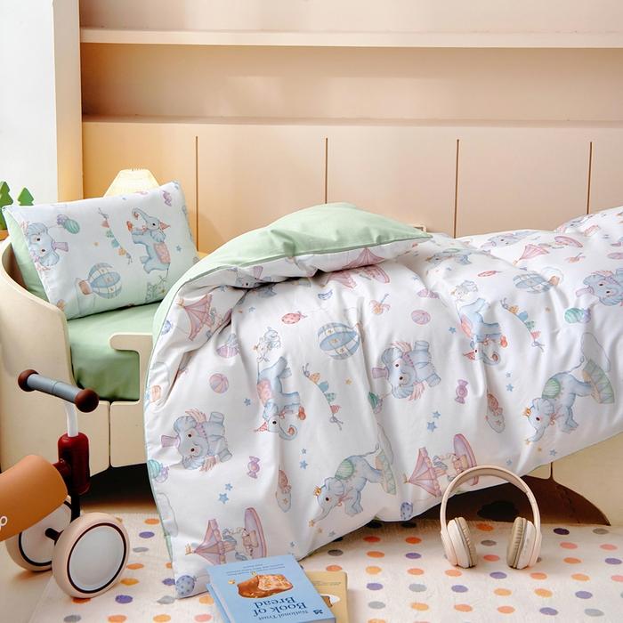 91家纺网 家纺一手货源 找家纺 梵赫 2025新款纯棉A类50*50数码卡通小版婴童套件幼儿园三件套 欢乐小象