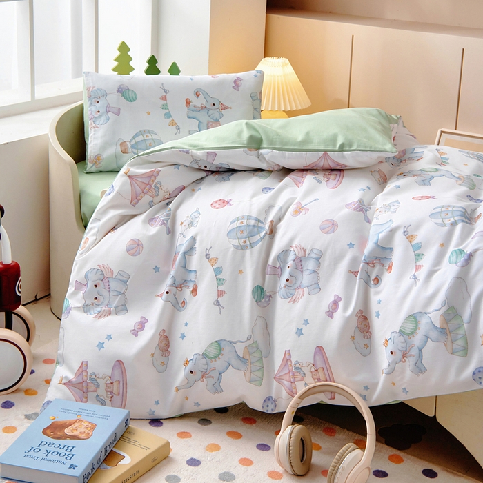 91家纺网 家纺一手货源 找家纺 梵赫 2025新款纯棉A类50*50数码卡通小版婴童套件幼儿园三件套 欢乐小象