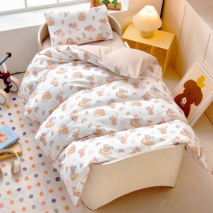 91家纺网 家纺一手货源 找家纺 梵赫 2025新款纯棉A类50*50数码卡通小版婴童套件幼儿园三件套 小熊小熊呀