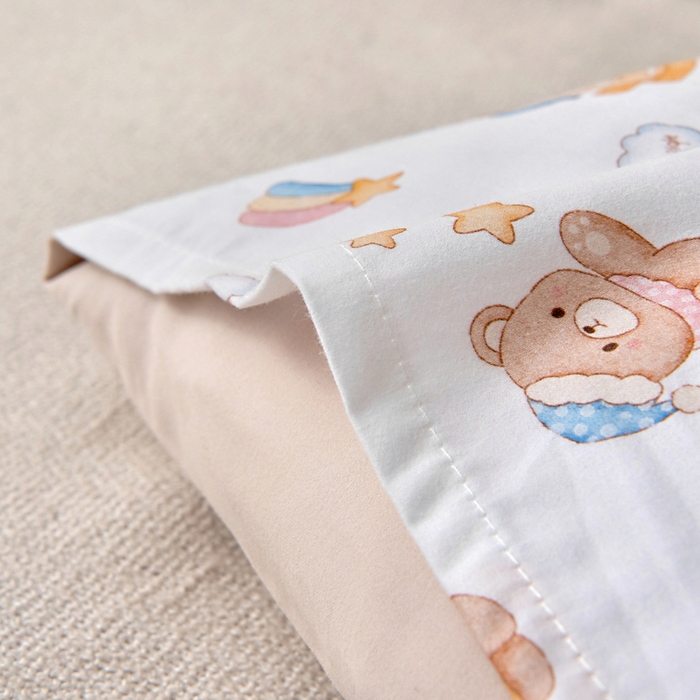 91家纺网 家纺一手货源 找家纺 梵赫 2025新款纯棉A类50*50数码卡通小版婴童套件幼儿园三件套 小熊小熊呀