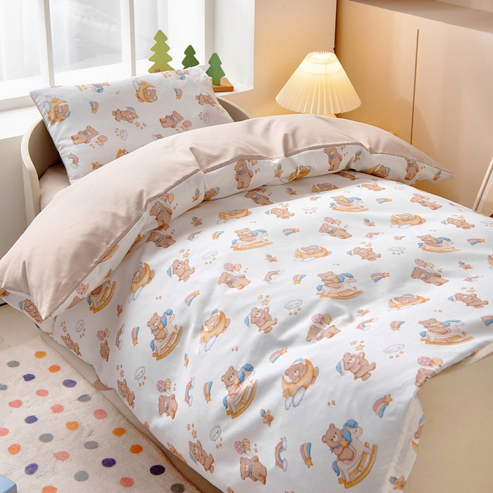 91家纺网 家纺一手货源 找家纺 梵赫 2025新款纯棉A类50*50数码卡通小版婴童套件幼儿园三件套 小熊小熊呀