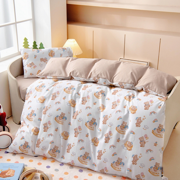 91家纺网 家纺一手货源 找家纺 梵赫 2025新款纯棉A类50*50数码卡通小版婴童套件幼儿园三件套 小熊小熊呀