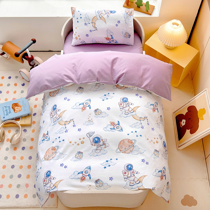 91家纺网 家纺一手货源 找家纺 梵赫 2025新款纯棉A类50*50数码卡通小版婴童套件幼儿园三件套 星空宇航员