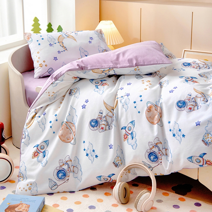 91家纺网 家纺一手货源 找家纺 梵赫 2025新款纯棉A类50*50数码卡通小版婴童套件幼儿园三件套 星空宇航员