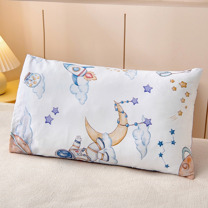 91家纺网 家纺一手货源 找家纺 梵赫 2025新款纯棉A类50*50数码卡通小版婴童套件幼儿园三件套 星空宇航员