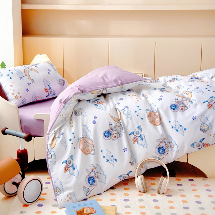 91家纺网 家纺一手货源 找家纺 梵赫 2025新款纯棉A类50*50数码卡通小版婴童套件幼儿园三件套 星空宇航员