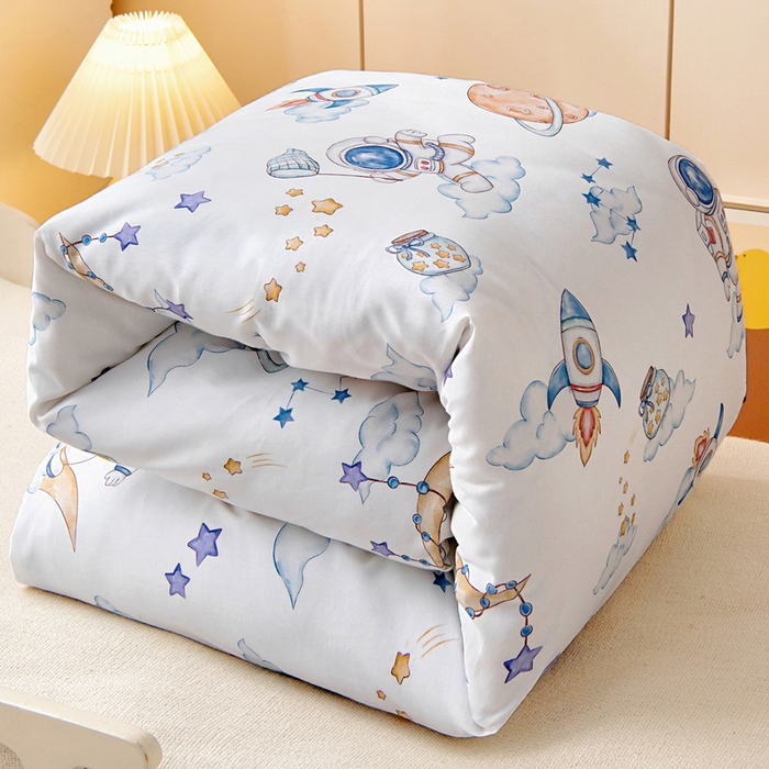 91家纺网 家纺一手货源 找家纺 梵赫 2025新款纯棉A类50*50数码卡通小版婴童套件幼儿园三件套 星空宇航员