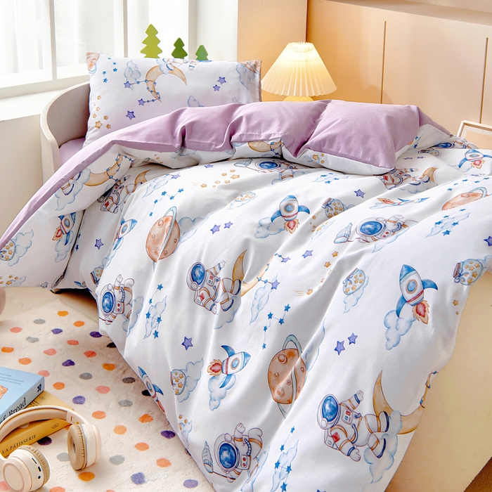 91家纺网 家纺一手货源 找家纺 梵赫 2025新款纯棉A类50*50数码卡通小版婴童套件幼儿园三件套 星空宇航员