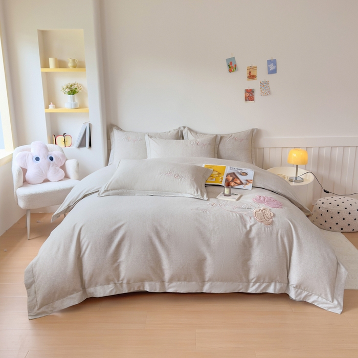 91家纺网 家纺一手货源 找家纺 江南春家纺 [雅—轻绒]2025全棉高支高密立体刺绣生态磨毛加绒四件套 玫瑰物语-炭烧咖