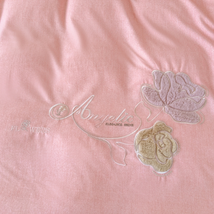 91家纺网 家纺一手货源 找家纺 江南春家纺 [雅—轻绒]2025全棉高支高密立体刺绣生态磨毛加绒四件套 玫瑰物语-绮丽粉