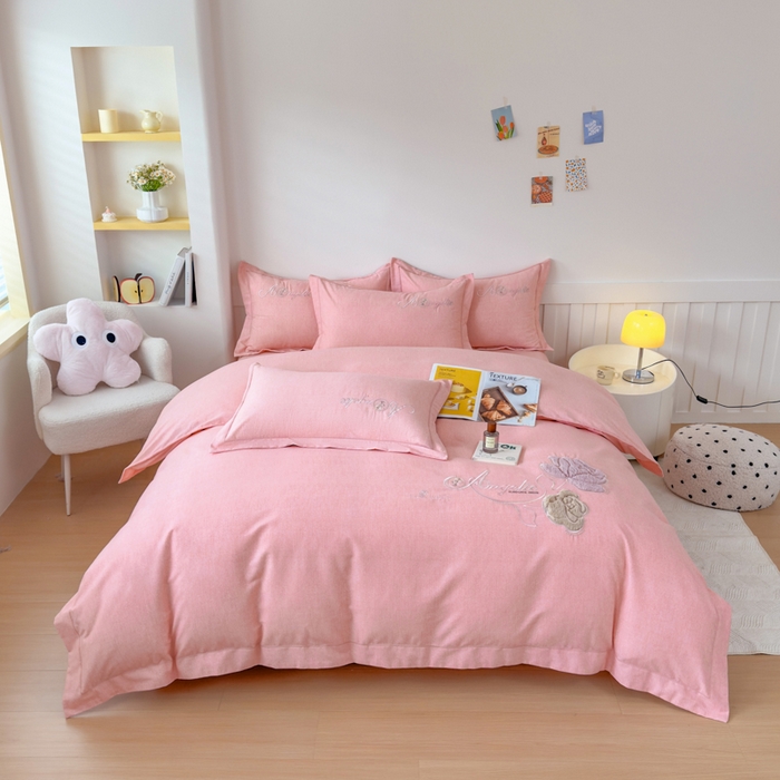 91家纺网 家纺一手货源 找家纺 江南春家纺 [雅—轻绒]2025全棉高支高密立体刺绣生态磨毛加绒四件套 玫瑰物语-绮丽粉