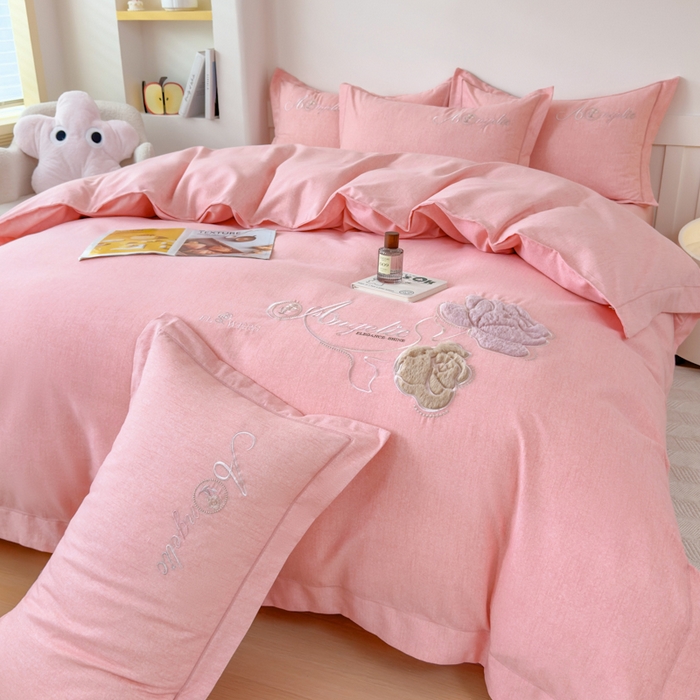 江南春家纺[雅—轻绒]2025全棉高支高密立体刺绣生态磨毛加绒四件套 玫瑰物语-绮丽粉