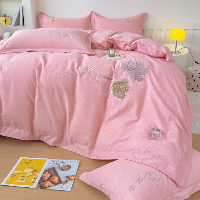 91家纺网 家纺一手货源 找家纺 江南春家纺 [雅—轻绒]2025全棉高支高密立体刺绣生态磨毛加绒四件套 玫瑰物语-绮丽粉