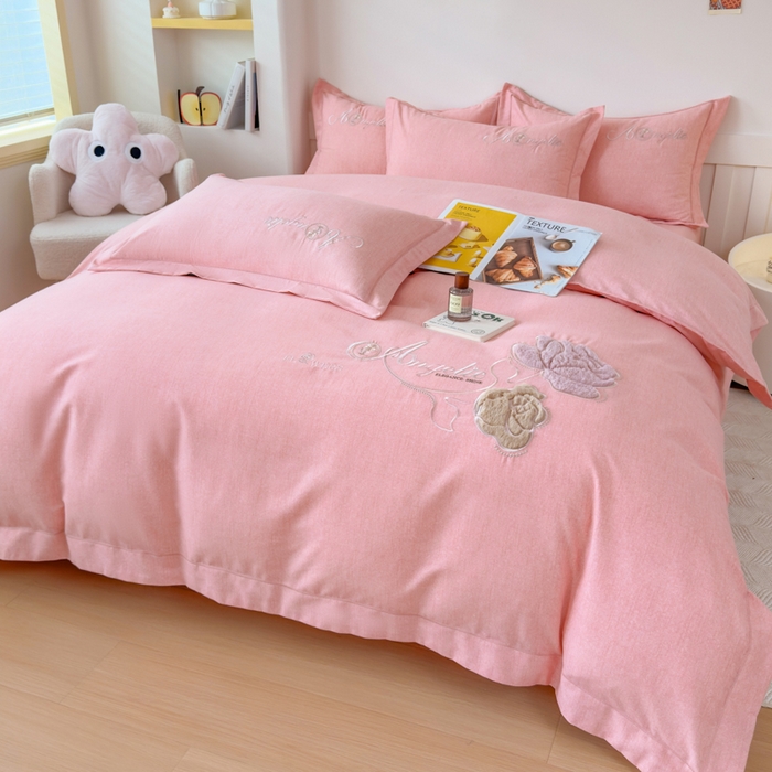 91家纺网 家纺一手货源 找家纺 江南春家纺 [雅—轻绒]2025全棉高支高密立体刺绣生态磨毛加绒四件套 玫瑰物语-绮丽粉