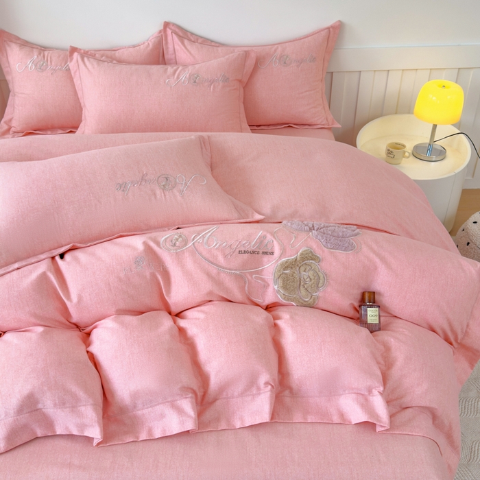 91家纺网 家纺一手货源 找家纺 江南春家纺 [雅—轻绒]2025全棉高支高密立体刺绣生态磨毛加绒四件套 玫瑰物语-绮丽粉