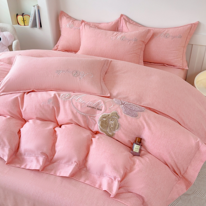 91家纺网 家纺一手货源 找家纺 江南春家纺 [雅—轻绒]2025全棉高支高密立体刺绣生态磨毛加绒四件套 玫瑰物语-绮丽粉