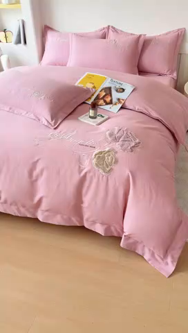 91家纺网 家纺一手货源 找家纺 江南春家纺 [雅—轻绒]2025全棉高支高密立体刺绣生态磨毛加绒四件套 玫瑰物语-绮丽粉