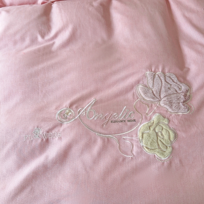 91家纺网 家纺一手货源 找家纺 江南春家纺 [雅—轻绒]2025全棉高支高密立体刺绣生态磨毛加绒四件套 玫瑰物语-丝绒豆沙