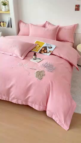 91家纺网 家纺一手货源 找家纺 江南春家纺 [雅—轻绒]2025全棉高支高密立体刺绣生态磨毛加绒四件套 玫瑰物语-丝绒豆沙