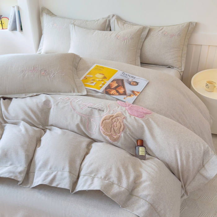 91家纺网 家纺一手货源 找家纺 江南春家纺 [雅—轻绒]2025全棉高支高密立体刺绣生态磨毛加绒四件套 玫瑰物语-炭烧咖