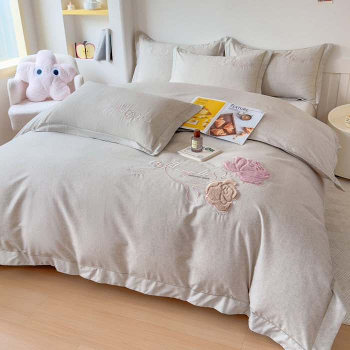 91家纺网 家纺一手货源 找家纺 江南春家纺 [雅—轻绒]2025全棉高支高密立体刺绣生态磨毛加绒四件套 玫瑰物语-炭烧咖