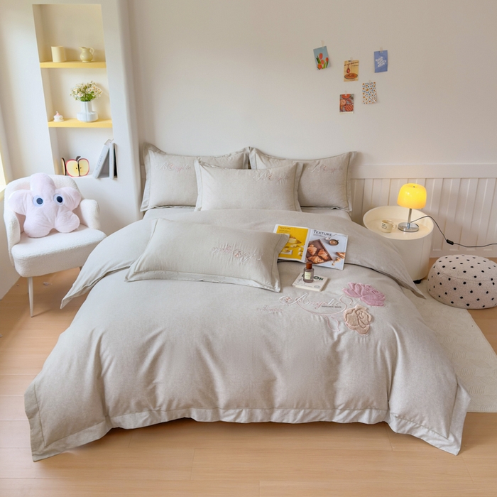 91家纺网 家纺一手货源 找家纺 江南春家纺 [雅—轻绒]2025全棉高支高密立体刺绣生态磨毛加绒四件套 玫瑰物语-炭烧咖