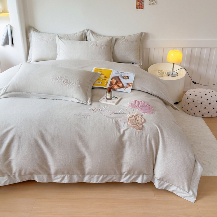 91家纺网 家纺一手货源 找家纺 江南春家纺 [雅—轻绒]2025全棉高支高密立体刺绣生态磨毛加绒四件套 玫瑰物语-炭烧咖