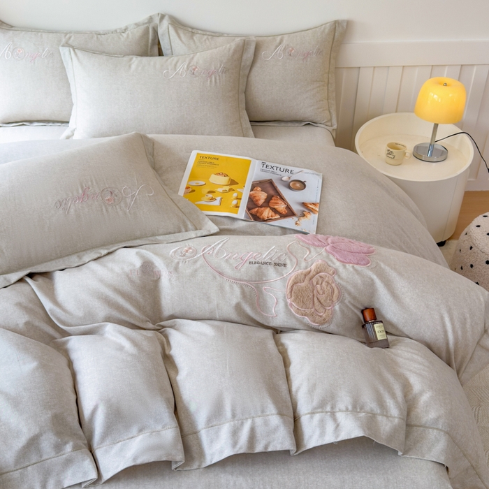 91家纺网 家纺一手货源 找家纺 江南春家纺 [雅—轻绒]2025全棉高支高密立体刺绣生态磨毛加绒四件套 玫瑰物语-炭烧咖