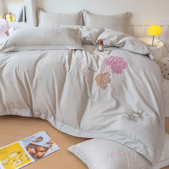 91家纺网 家纺一手货源 找家纺 江南春家纺 [雅—轻绒]2025全棉高支高密立体刺绣生态磨毛加绒四件套 玫瑰物语-炭烧咖