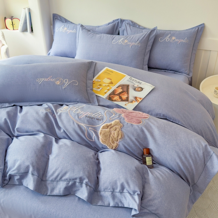 91家纺网 家纺一手货源 找家纺 江南春家纺 [雅—轻绒]2025全棉高支高密立体刺绣生态磨毛加绒四件套 玫瑰物语-雾蓝灰