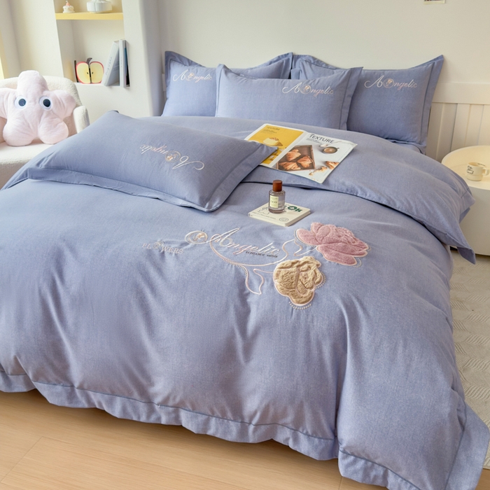 91家纺网 家纺一手货源 找家纺 江南春家纺 [雅—轻绒]2025全棉高支高密立体刺绣生态磨毛加绒四件套 玫瑰物语-雾蓝灰