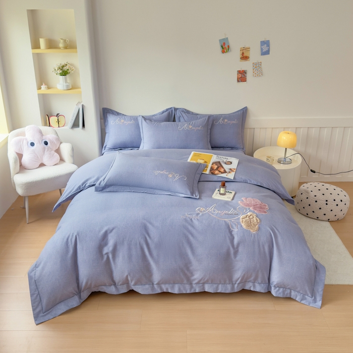 91家纺网 家纺一手货源 找家纺 江南春家纺 [雅—轻绒]2025全棉高支高密立体刺绣生态磨毛加绒四件套 玫瑰物语-雾蓝灰