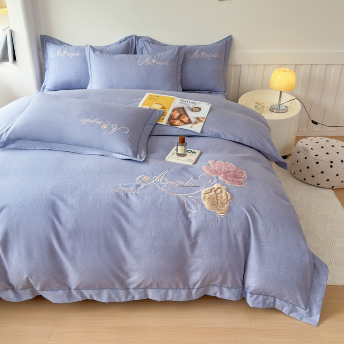91家纺网 家纺一手货源 找家纺 江南春家纺 [雅—轻绒]2025全棉高支高密立体刺绣生态磨毛加绒四件套 玫瑰物语-雾蓝灰