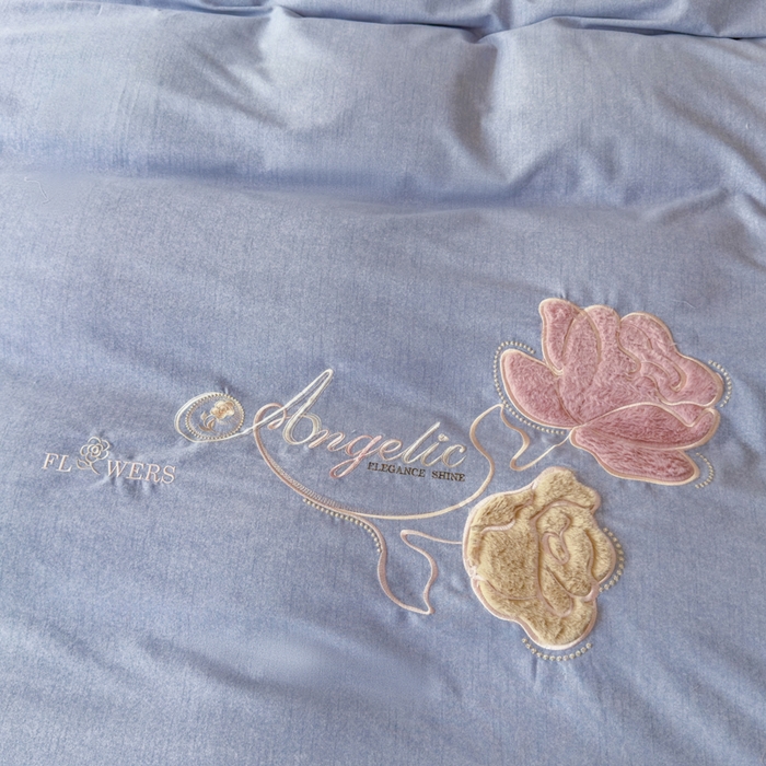 91家纺网 家纺一手货源 找家纺 江南春家纺 [雅—轻绒]2025全棉高支高密立体刺绣生态磨毛加绒四件套 玫瑰物语-雾蓝灰