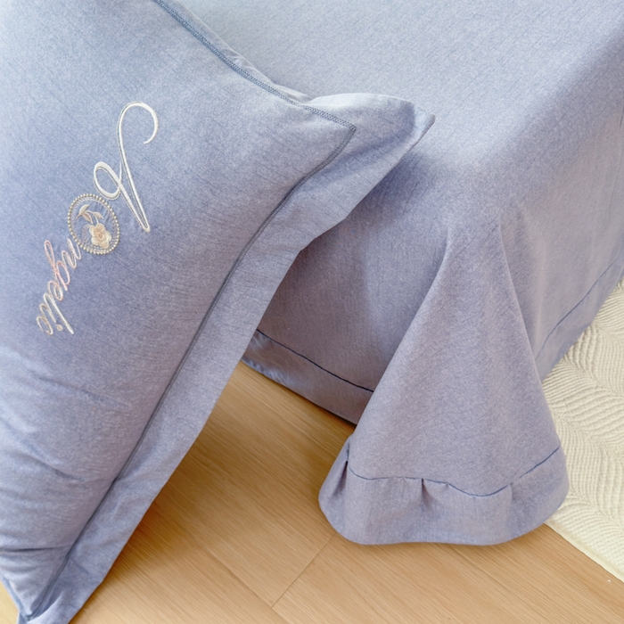 91家纺网 家纺一手货源 找家纺 江南春家纺 [雅—轻绒]2025全棉高支高密立体刺绣生态磨毛加绒四件套 玫瑰物语-雾蓝灰