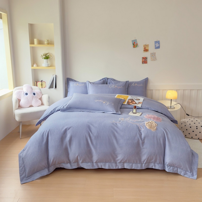 91家纺网 家纺一手货源 找家纺 江南春家纺 [雅—轻绒]2025全棉高支高密立体刺绣生态磨毛加绒四件套 玫瑰物语-雾蓝灰