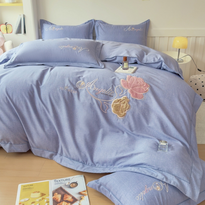 91家纺网 家纺一手货源 找家纺 江南春家纺 [雅—轻绒]2025全棉高支高密立体刺绣生态磨毛加绒四件套 玫瑰物语-雾蓝灰