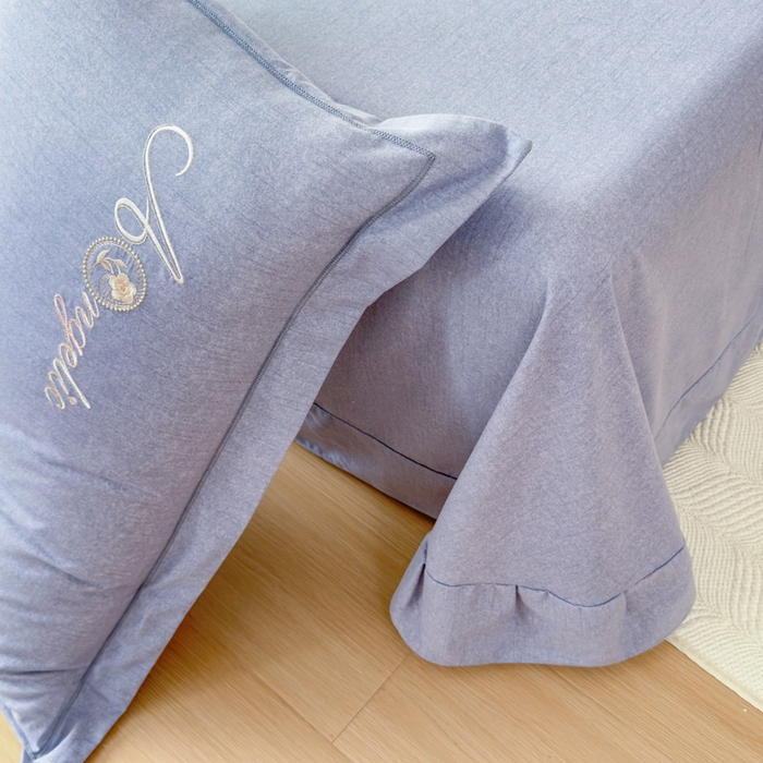 91家纺网 家纺一手货源 找家纺 江南春家纺 [雅—轻绒]2025全棉高支高密立体刺绣生态磨毛加绒四件套 玫瑰物语-雾蓝灰