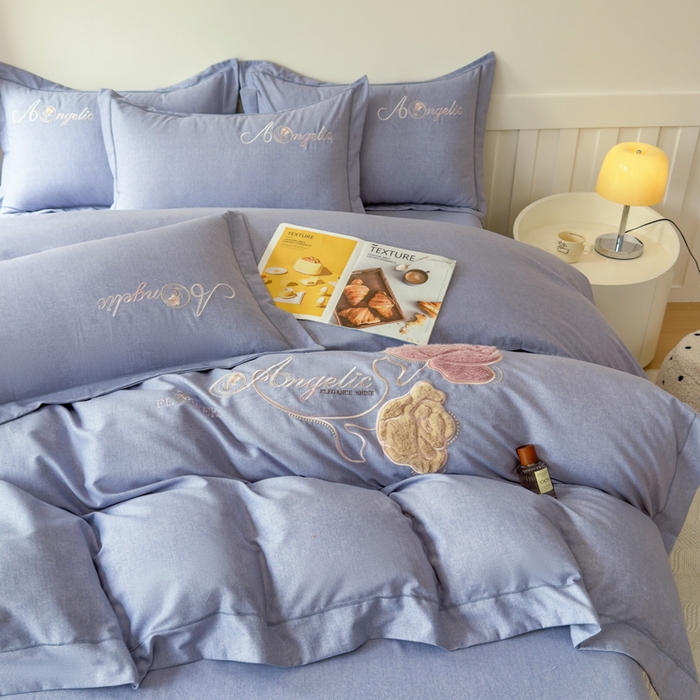 91家纺网 家纺一手货源 找家纺 江南春家纺 [雅—轻绒]2025全棉高支高密立体刺绣生态磨毛加绒四件套 玫瑰物语-雾蓝灰