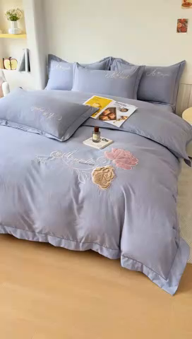 91家纺网 家纺一手货源 找家纺 江南春家纺 [雅—轻绒]2025全棉高支高密立体刺绣生态磨毛加绒四件套 玫瑰物语-雾蓝灰