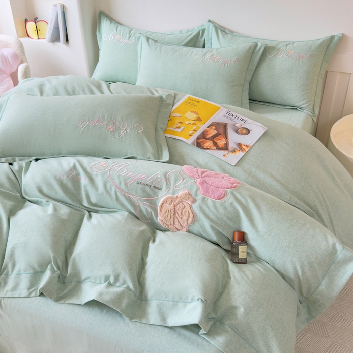 91家纺网 家纺一手货源 找家纺 江南春家纺 [雅—轻绒]2025全棉高支高密立体刺绣生态磨毛加绒四件套 玫瑰物语-竹青绿